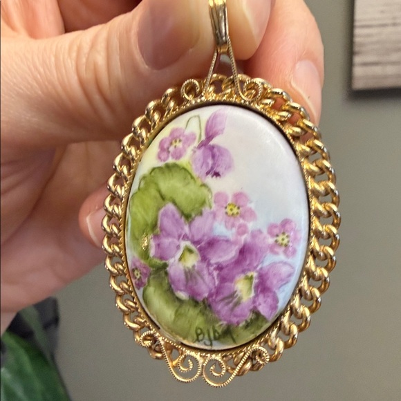 Vintage Jewelry - Vintage 1970s Hand Painted Ceramic Cabochon Rolled Gold African Violets Pendant